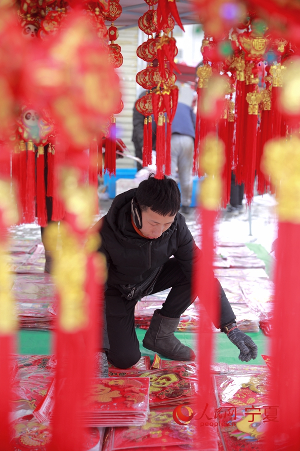 攤主整理攤位。人民網記者 閻夢婕攝