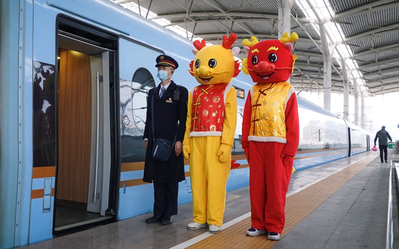 列車員與龍形人偶。谷天朔攝