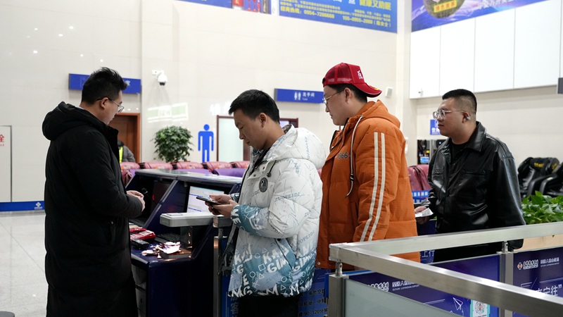 務工人員辦理登記手續。張鑫攝