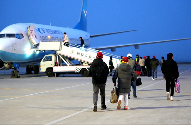 務工人員乘坐包機，“點對點”直達福建省務工。張鑫攝