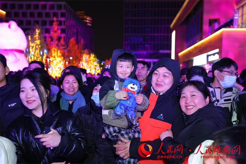 觸夢未來·雄安元宇宙音樂盛典演出現場，觀眾猜燈謎互動環節。人民網記者 李兆民攝