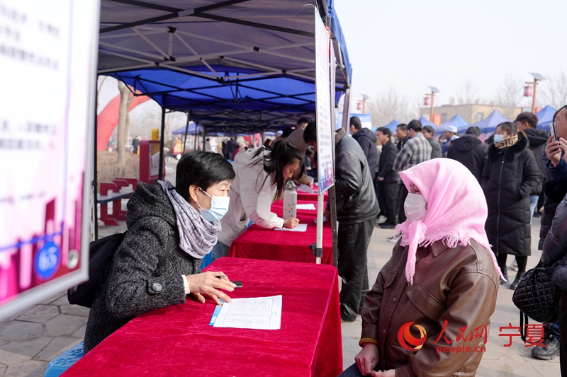 求職者正在與用人單位進行溝通。人民網記者 閻夢婕攝