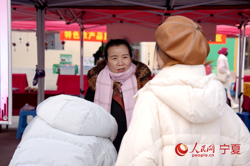 求職者正在與用人單位進行溝通。人民網記者 閻夢婕攝