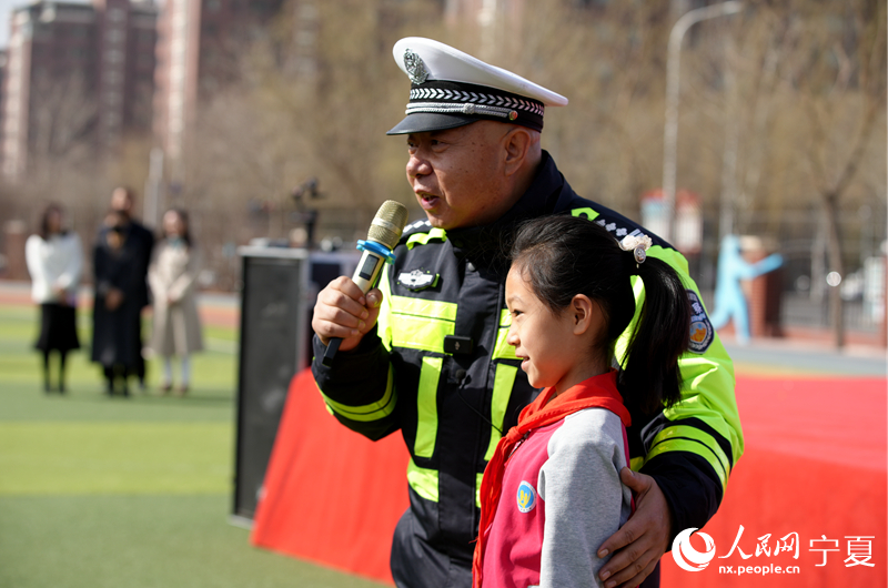 民警楊鴻勝和學生互動。人民網記者 高嘉蔚攝