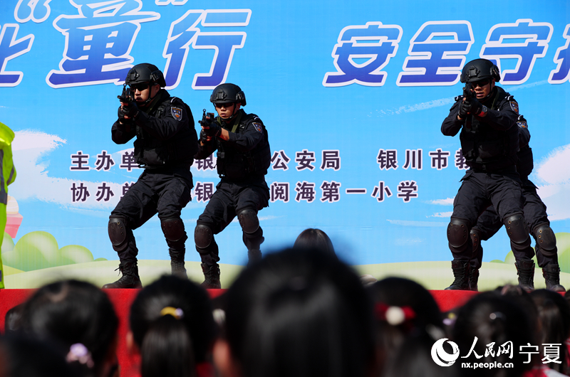 特警隊員表演。人民網記者 高嘉蔚攝