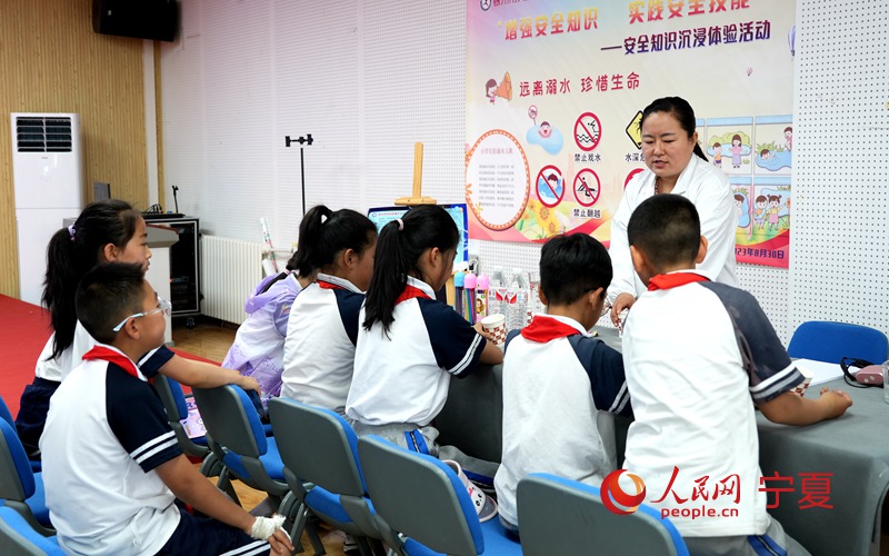 老師給學生們教授科學知識。人民網 李甜甜攝