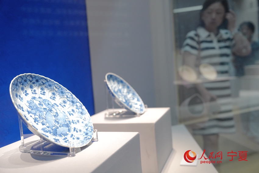 游客正在參觀展出的文物。人民網記者 閻夢婕攝