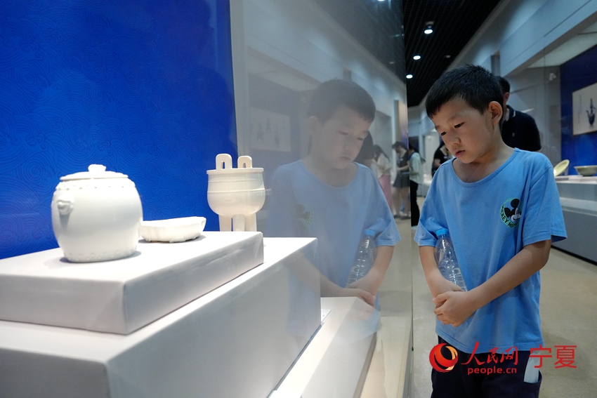 一名小朋友正在參觀展出的文物。人民網記者 閻夢婕攝