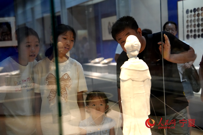 游客正在參觀展出的文物。人民網記者 閻夢婕攝