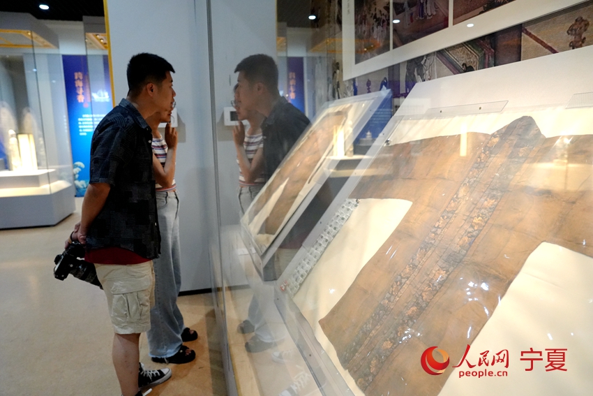 游客正在參觀展出的文物。人民網記者 閻夢婕攝