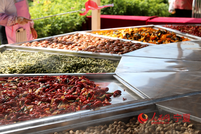 活動現場為游客準備的美食。人民網 李甜甜攝