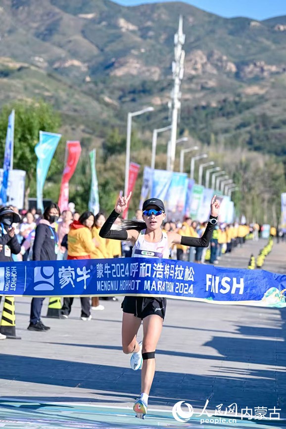 半馬女子組冠軍選手沖線。