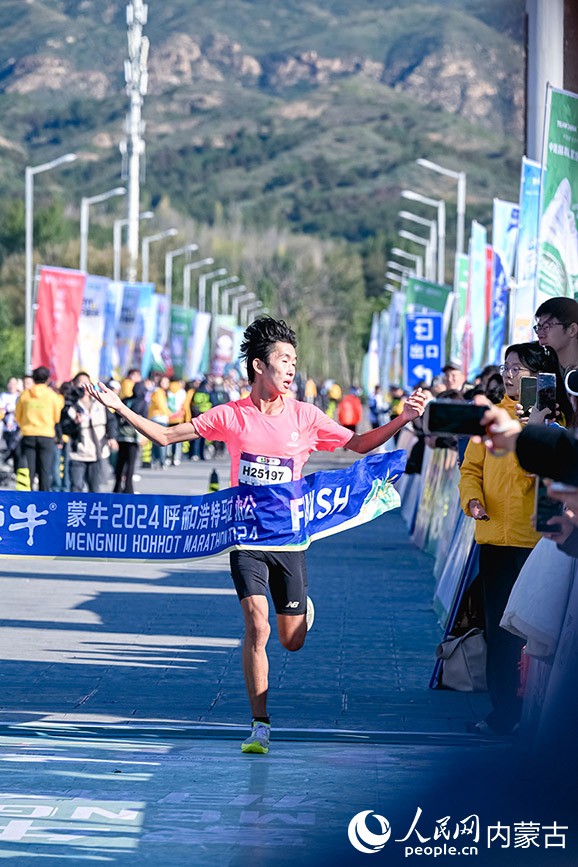 半馬男子組冠軍沖線。