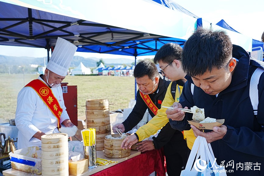 選手賽后品嘗燒麥。