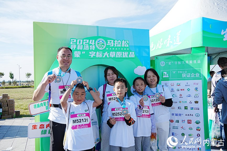 跑友賽后合影留念。