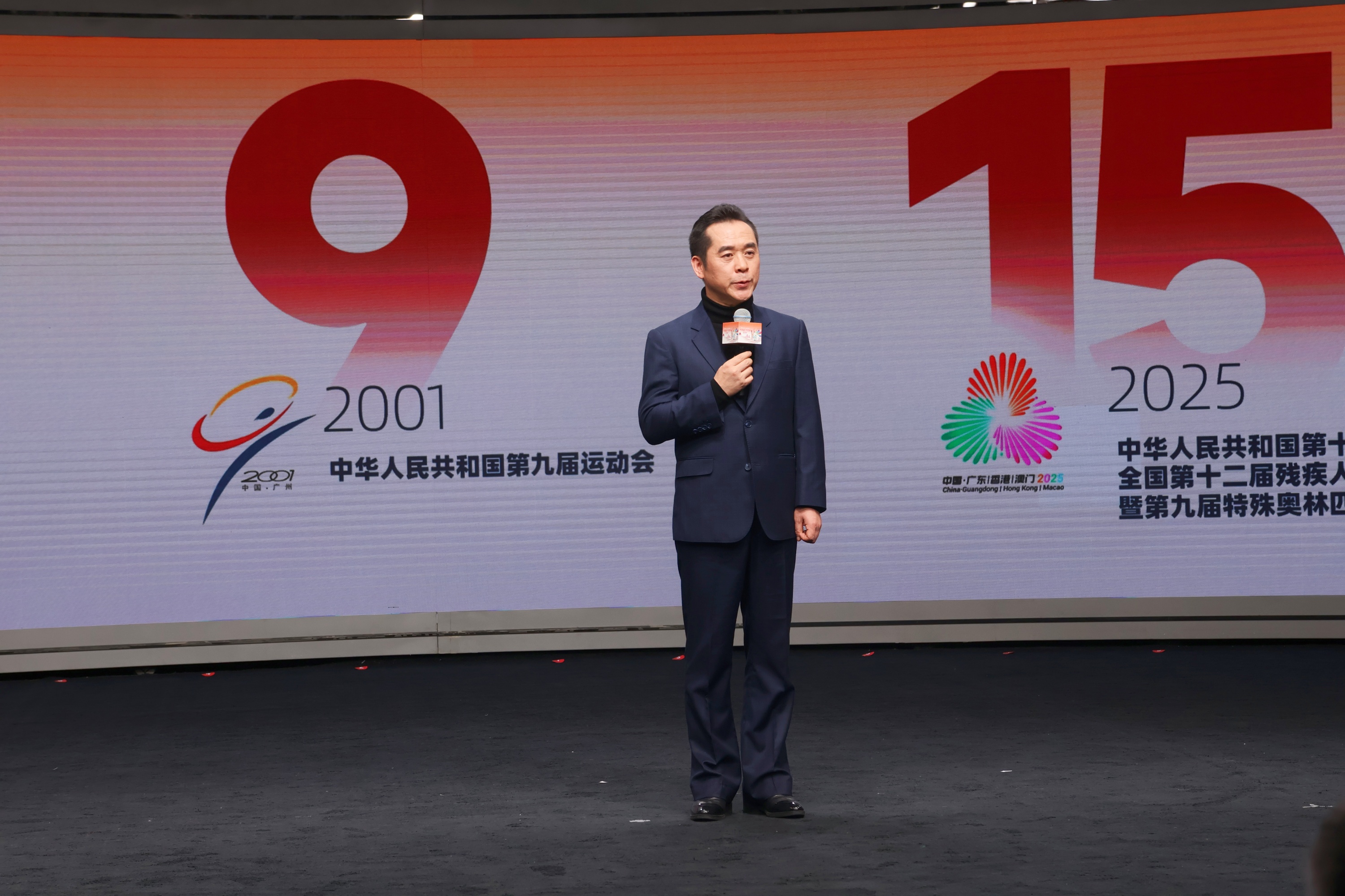 十五運會和殘特奧會廣州賽區執委會副主任、廣州市政府副秘書長朱小燚作“十五運·十五城”主題宣講。人民網 何善福攝
