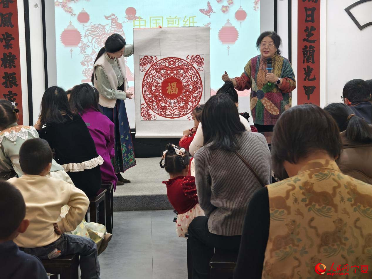 傳授剪紙技藝。人民網 李甜甜攝