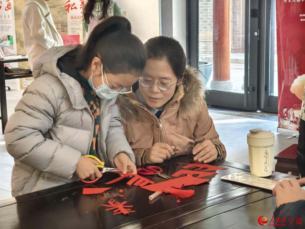 現場學習剪紙。人民網 李甜甜攝
