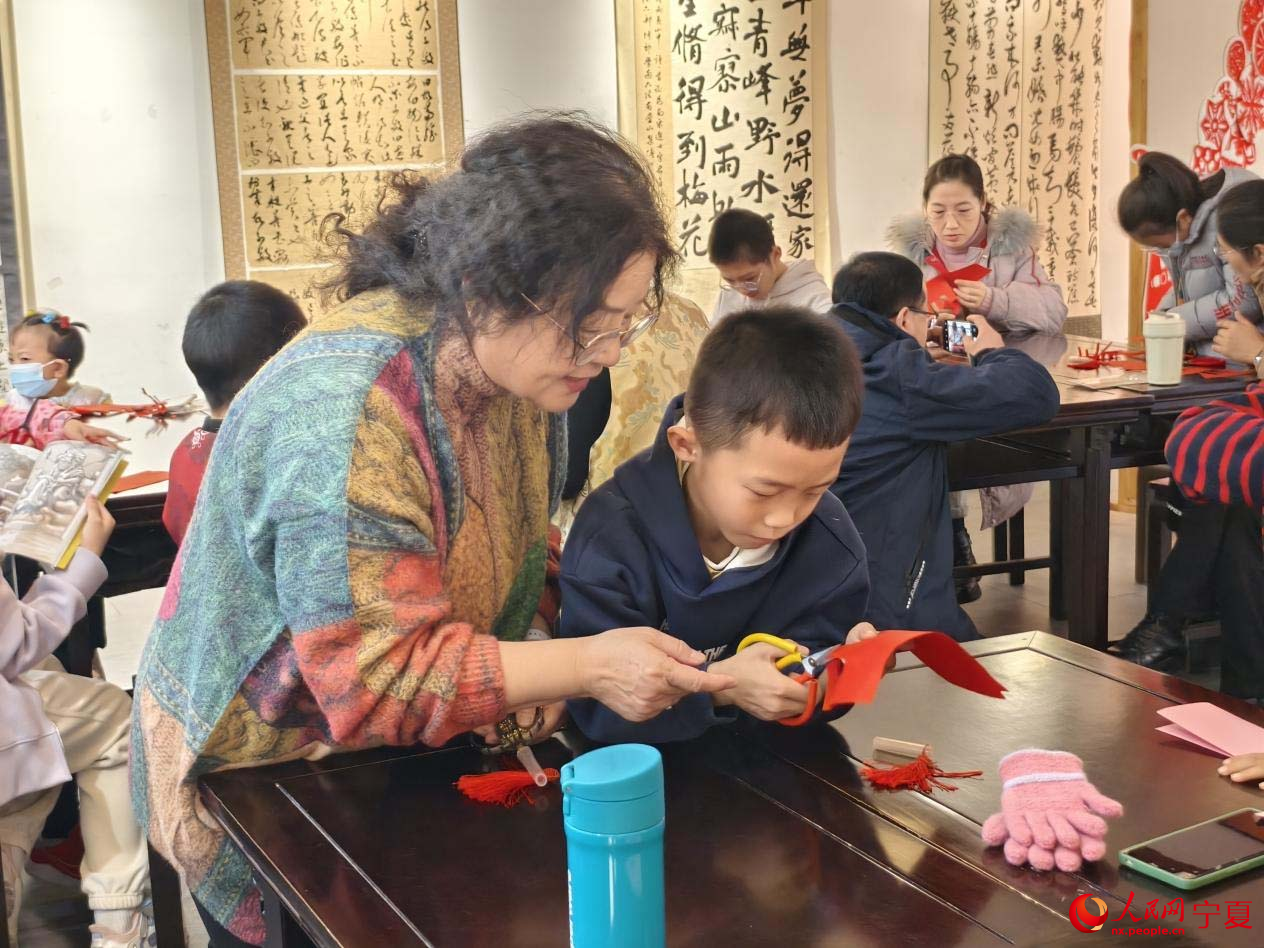 現場學習剪紙。人民網 李甜甜攝