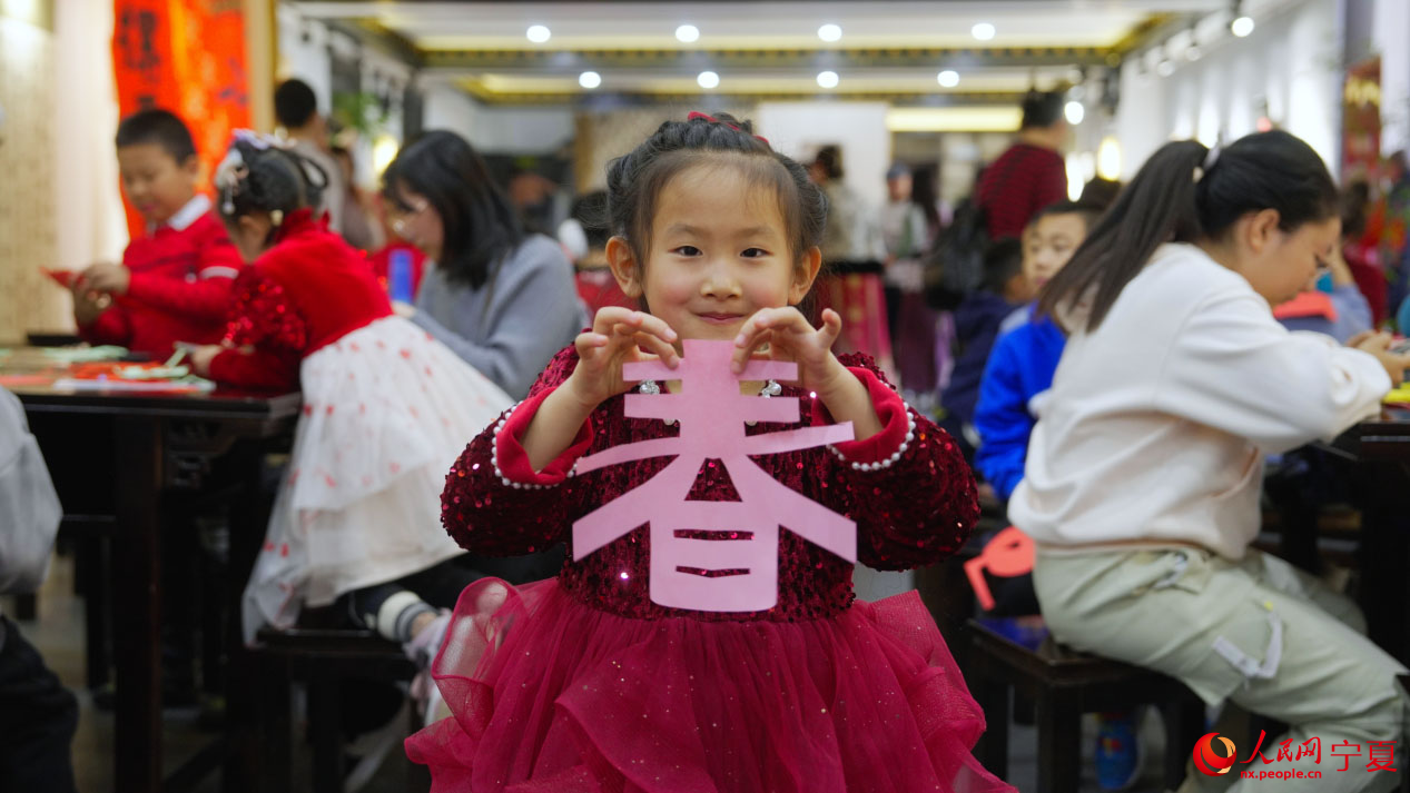 小朋友的剪紙作品。人民網 李甜甜攝