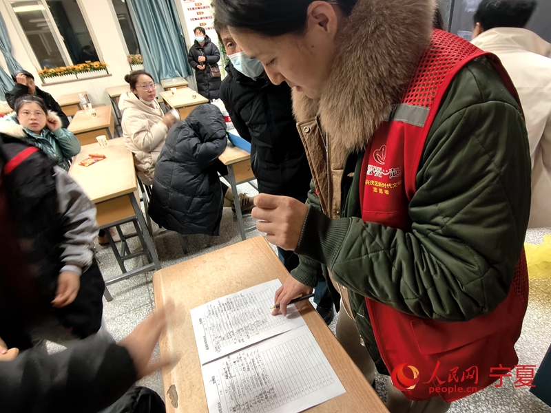 現場工作人員進行登記。人民網記者 梁宏鑫攝