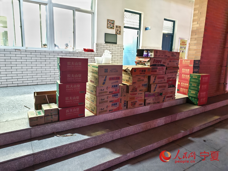 現場物資。人民網記者 梁宏鑫攝