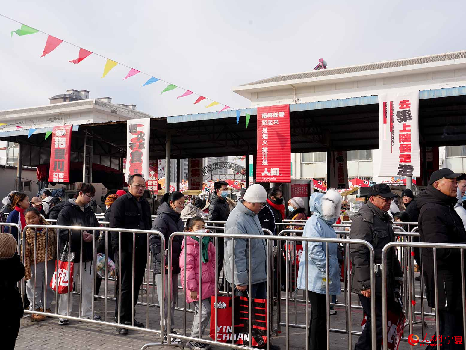 市民排隊領取消費券。人民網 周航攝