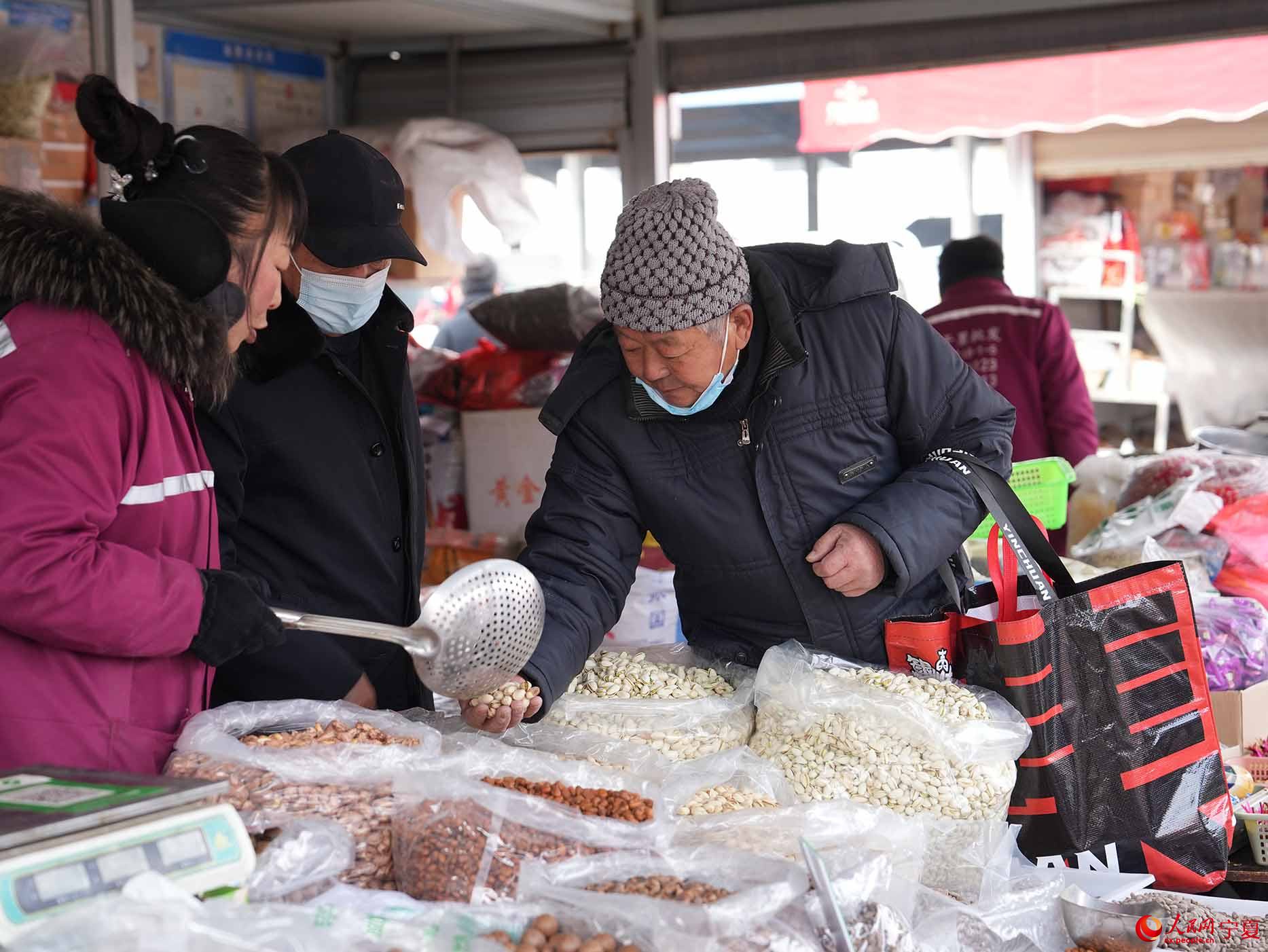 市民挑選產品。人民網 周航攝