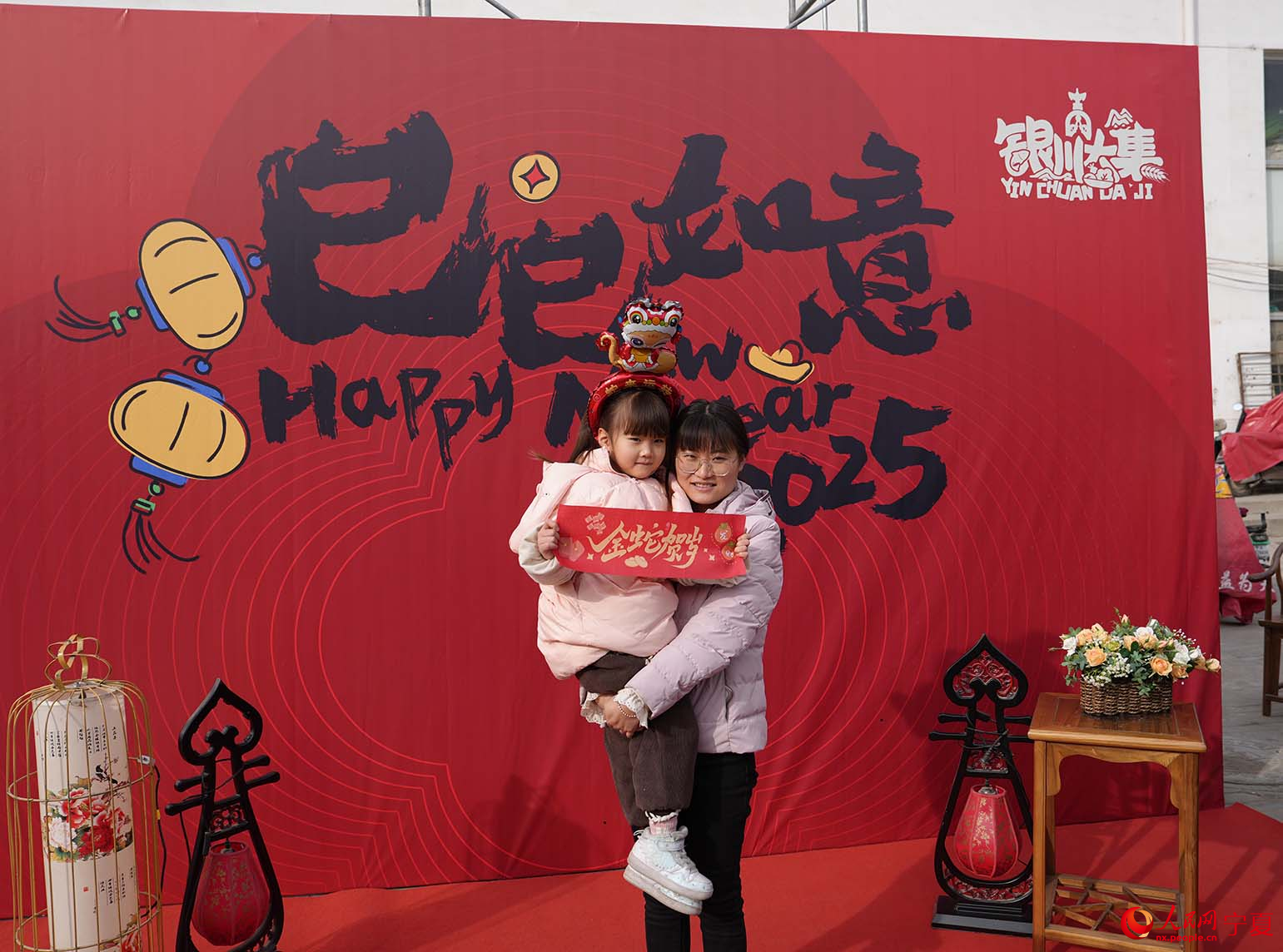 市民在大集現場拍照打卡。人民網 周航攝