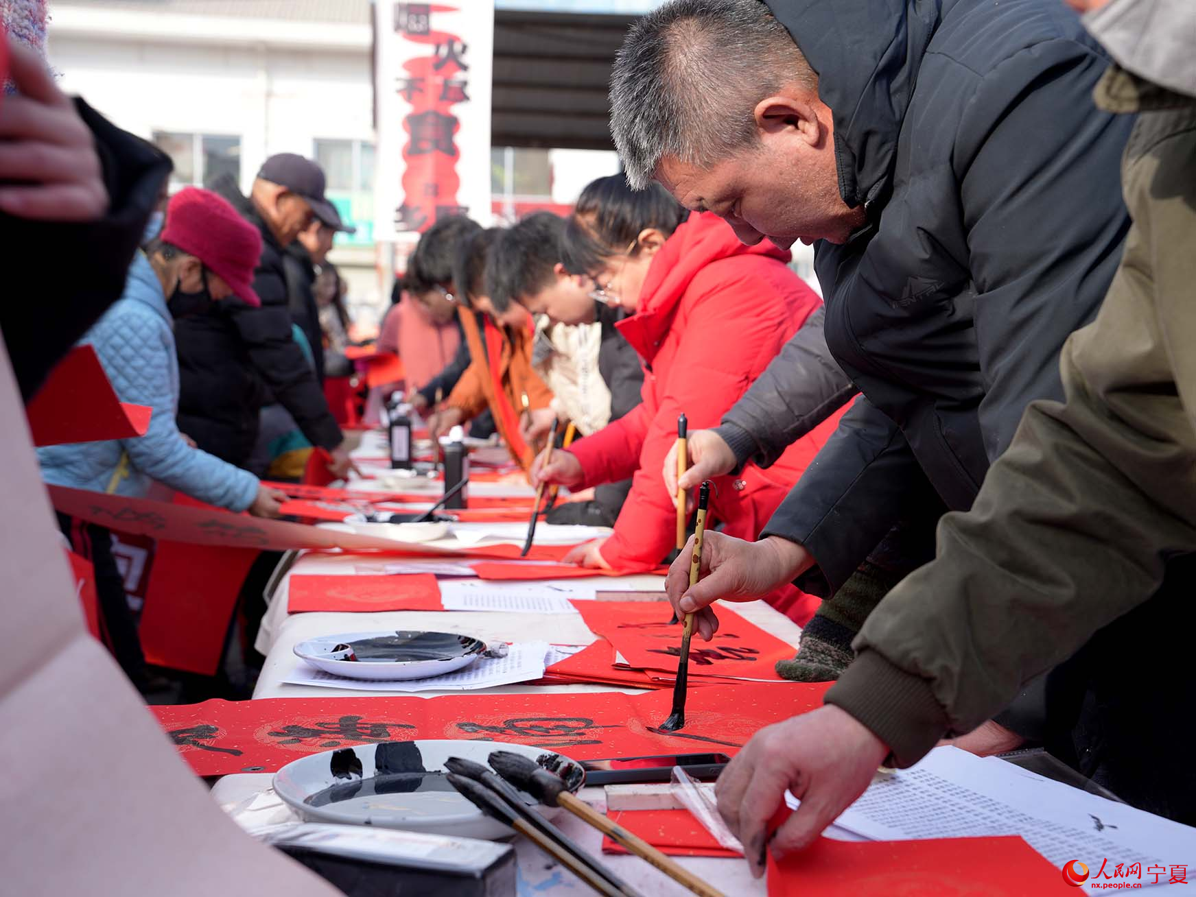 寫春聯。人民網 周航攝