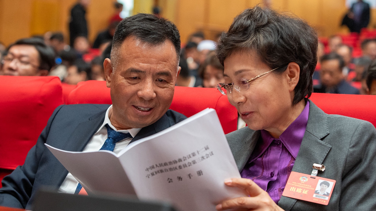 政協委員們正在討論報告