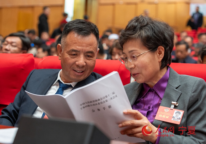 討論報告的委員。人民網 周航攝