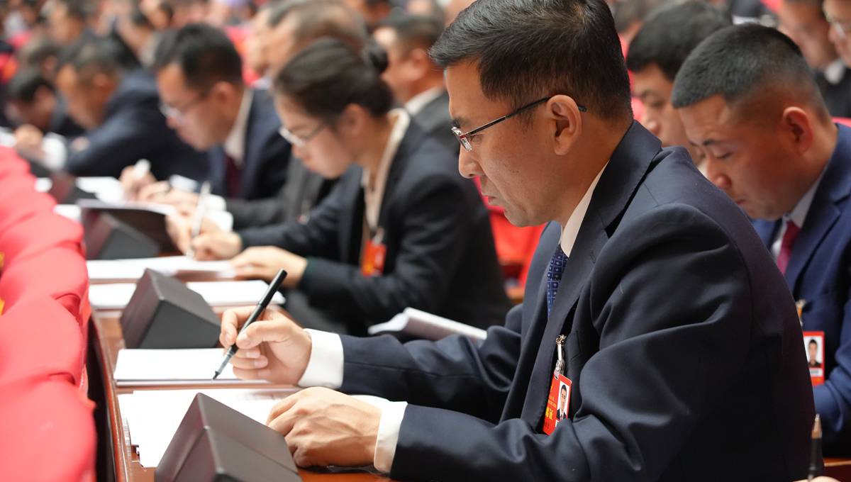 代表們正在認真聆聽報告