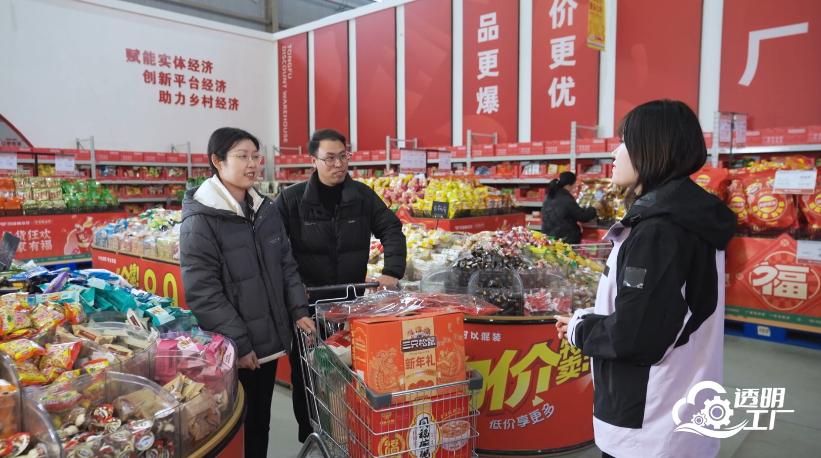 直播期間，人民網記者采訪消費者。