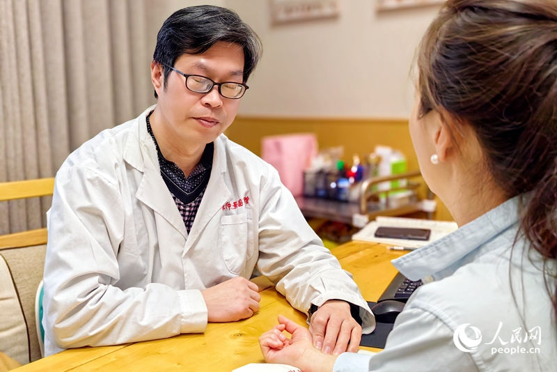 中醫館里，一名中醫正在把脈問診。人民網 程明輝攝