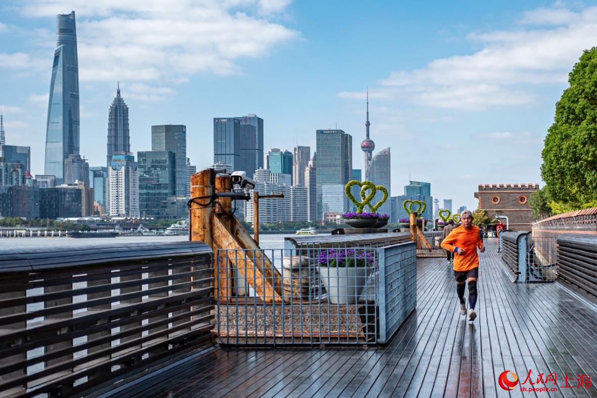 清晨，市民在楊浦濱江運動。 人民網記者 王初攝