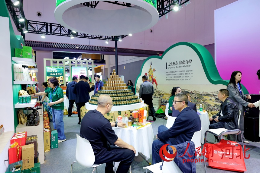 第112屆全國糖酒商品交易會現場的圍場展位。人民網記者 周博攝