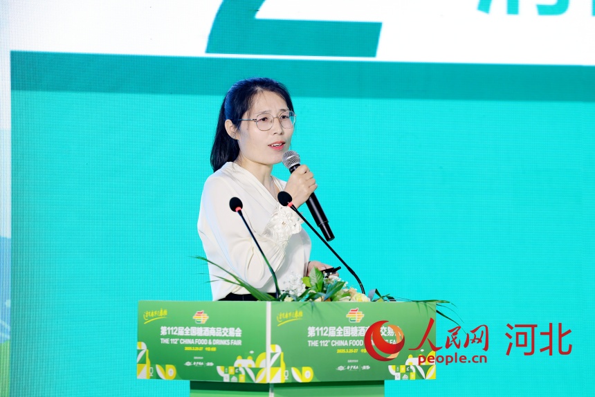 承德清青錦瑞漁業有限公司副總經理李紅偉作分享。人民網記者 周博攝