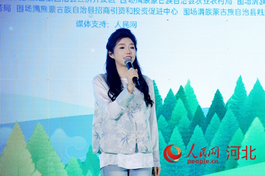 圍場家鄉推薦官于思齊邀請100名網友成為塞罕壩體驗官。人民網記者 周博攝