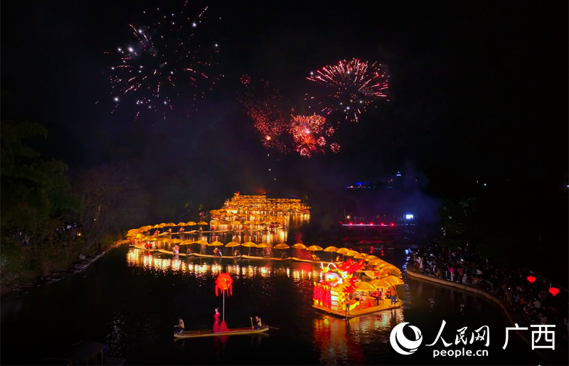 漓江漁火節“金龍巡游”活動。人民網 付華周攝