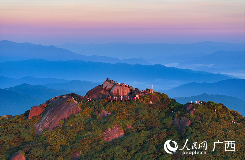 “華南之巔”貓兒山。人民網 雷琦竣攝
