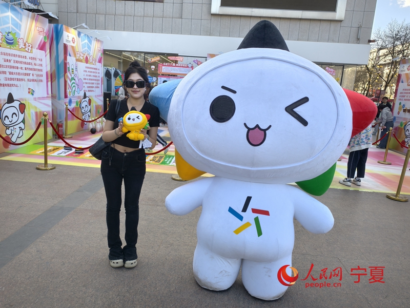 活動現場市民與 樂小星 合影。人民網記者 梁宏鑫攝