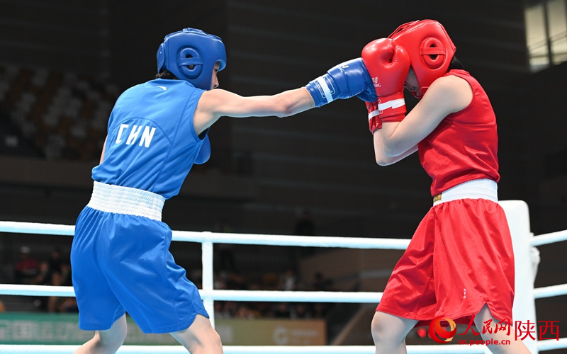 運動員們在賽場上激烈對抗。人民網記者 白鴿攝