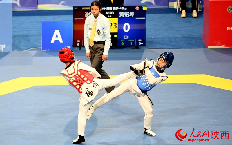 比賽現場，運動員激烈對決。人民網記者 白鴿攝