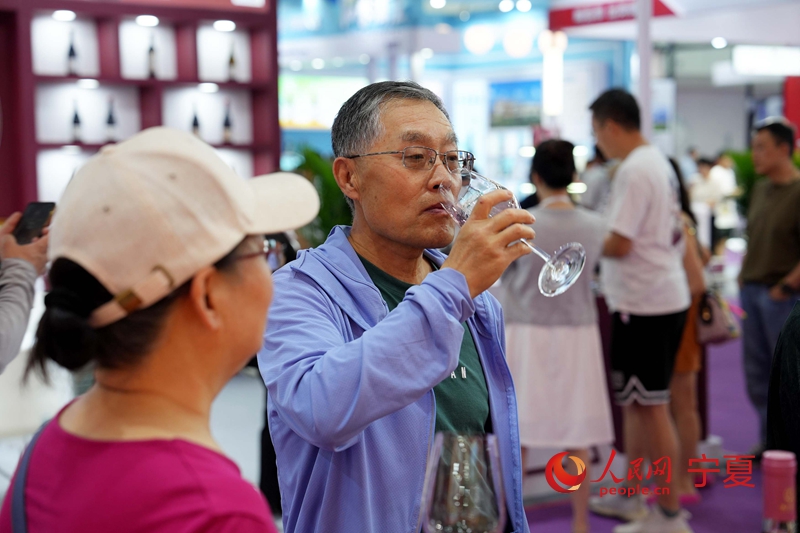 游客品鑒參展葡萄酒。人民網 周航攝