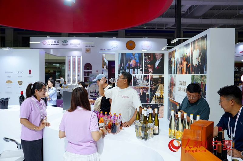 游客品鑒參展葡萄酒。人民網 周航攝