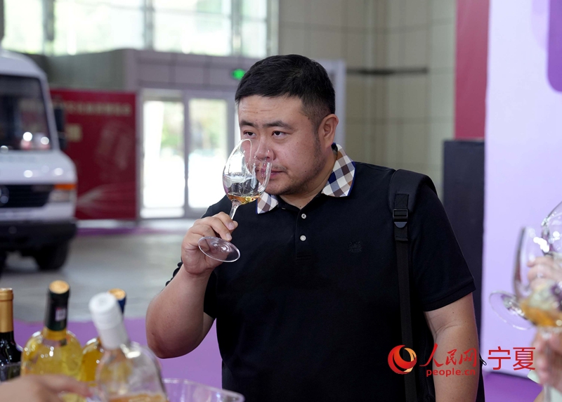 游客品鑒參展葡萄酒。人民網 周航攝