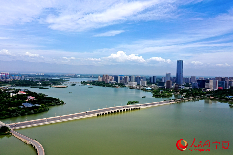 行進中國丨寧夏銀川：一城湖光半城景湖光瀲滟，葦影婆娑。銀川平原得黃河灌溉之利，自古溝渠縱橫、湖泊棋布，素有“一城湖光半城景”的美譽