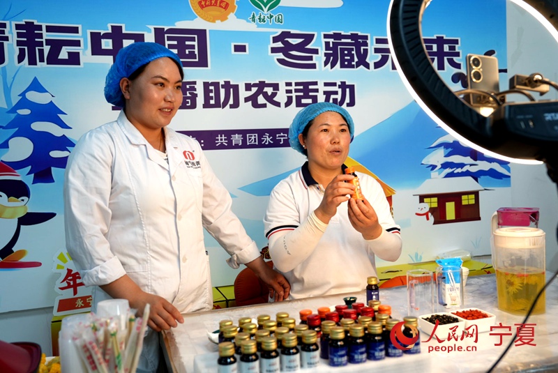 禾美車間的工作人員正在直播帶貨。人民網 周航攝