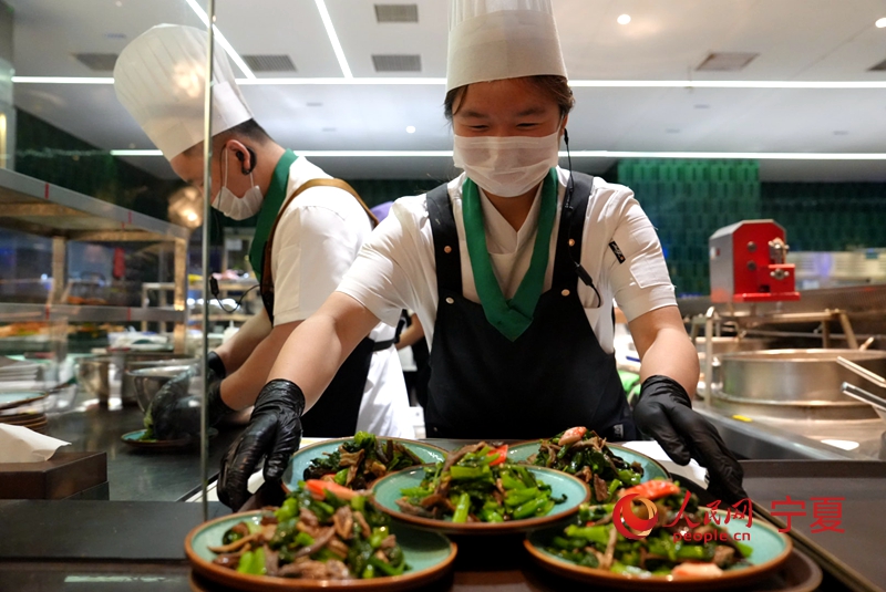 廚師正在準備菜品。人民網 周航攝